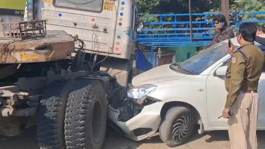 Jamshedpur Accident: मानगो मार्ग पर अनियंत्रित ट्रेलर का कहर, तीन वाहनों को मारी टक्कर