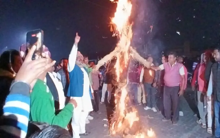 Jamshedpur Politics: भुइयांडीह मामले पर झामुमो और विपक्ष में महाभारत, पुतला फूंका