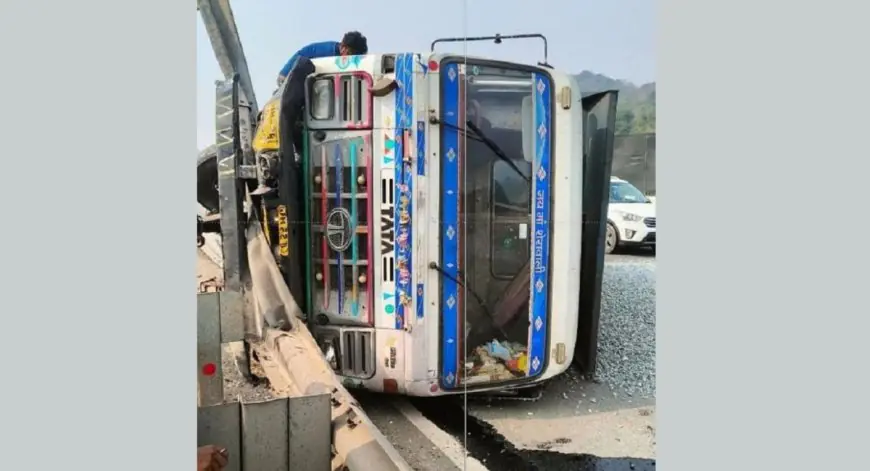 Chandil Accident: भीषण हादसे के बाद गिट्टी से पटा पुल, 1 घंटे तक रुका यातायात