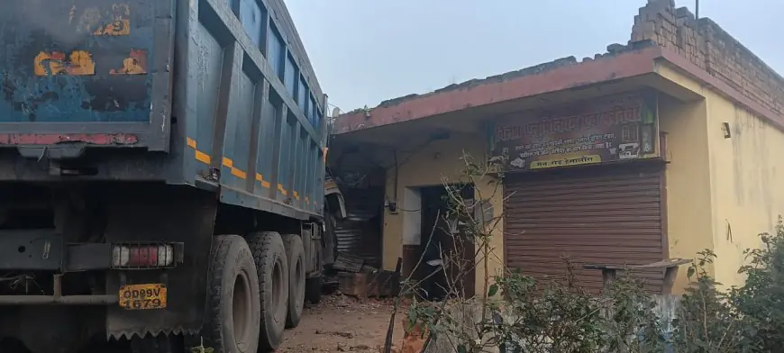 Ramgarh Accident: हाईवा अनियंत्रित होकर घर में घुसी, हेसालौंग में सुबह 4 बजे हादसा टला