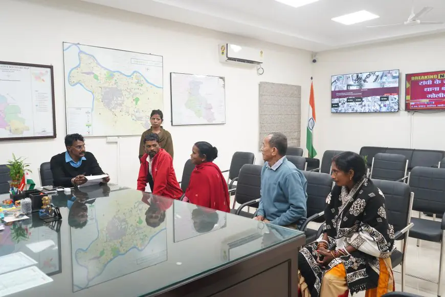 Jamshedpur Hearing: उप विकास आयुक्त ने सुनी जनता की पुकार, जमीन विवाद से लेकर रेलवे तक की 100 से अधिक शिकायतें