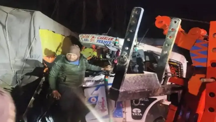 Giridih Accident : ट्रक-ट्रेलर की आमने-सामने भिड़ंत, आग की लपटों के बीच फंसी जिंदगी