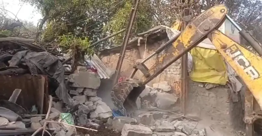 Parsudih Action: बुलडोजर चला, करनडीह से खासमहाल तक अवैध दुकानें ध्वस्त, राष्ट्रपति के आगमन से पहले प्रशासन का रौद्र रूप  जमशेदपुर