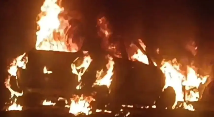 Sakchi Fire: भीषण लपटें, हाथी-घोड़ा मंदिर के पास धूं-धूं कर जली कार, गैरेज में मची तबाही, शॉर्ट सर्किट ने मचाया तांडव