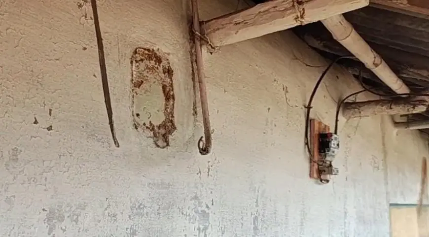 Chakulia Theft: अजीब चोरी, चाकुलिया में दीवारों से बिजली मीटर उखाड़ ले गए चोर, रात भर अंधेरे में रहा आदिवासी टोला