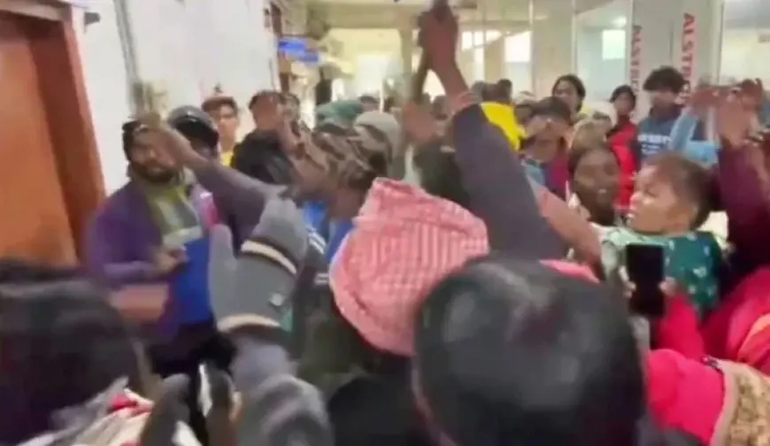 Dhanbad Hospital: हंगामा, SNMMCH में पारंपरिक हथियारों के साथ घुसा आदिवासी समाज, बच्चा चोरी पर भड़का जनता का गुस्सा