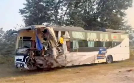 Saraikela Crash: मौत का झपकी, एनएच-33 पर खौफनाक टक्कर, बस के उड़े परखच्चे, खेत में घुसा ट्रक