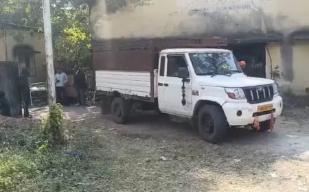 Chaibasa Tragedy: खौफनाक अंत, मनोहरपुर में अवैध बालू लदा ट्रैक्टर पलटा, चालक की मलबे में दबकर मौत, माफियाओं का तांडव