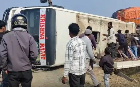 Dumka Crash: भीषण टक्कर, दुमका में ट्रक से भिड़कर पलटी यात्रियों से भरी बस, मची चीख-पुकार, कई बच्चे गंभीर