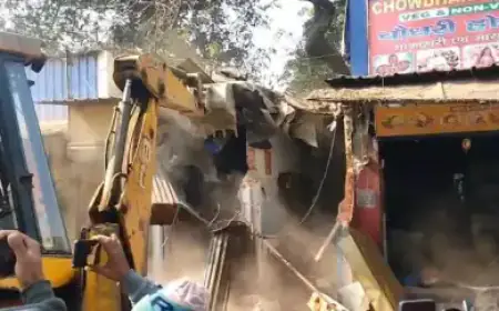 Tatanagar Bulldozer: जमशेदपुर में पीला पंजा, टाटानगर स्टेशन के पास 32 दुकानों और मकानों पर चला बुलडोजर, बागबेड़ा-कीताडीह में हड़कंप