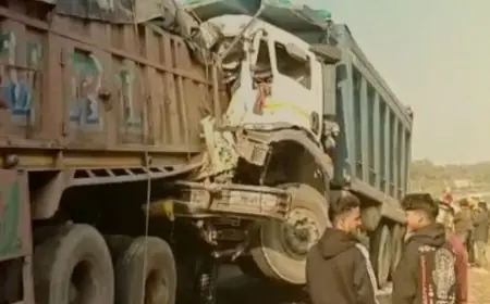 Bundu Accident: सड़क किनारे खड़े ट्रेलर में घुसा तेज रफ्तार हाइवा, केबिन में दबकर चालक बुधन लाल की मौत, एनएच-33 पर मची चीख-पुकार
