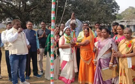 Gond Utsav: अखिल भारतीय गोंड आदिवासी संघ ने फहराया तिरंगा, भगवंती मरकाम के हाथों हुआ ध्वजारोहण, तार कंपनी इलाके में गूंजे वीर शहीदों के नारे