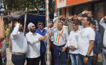 Kadma Clicks: जमशेदपुर फोटोग्राफर एसोसिएशन ने कैमरे छोड़ थामा तिरंगा, कदमा में दलजीत सिंह और मुकेश प्रसाद ने फहराया परचम, 50 फोटोग्राफर्स ने लिया बड़ा संकल्प