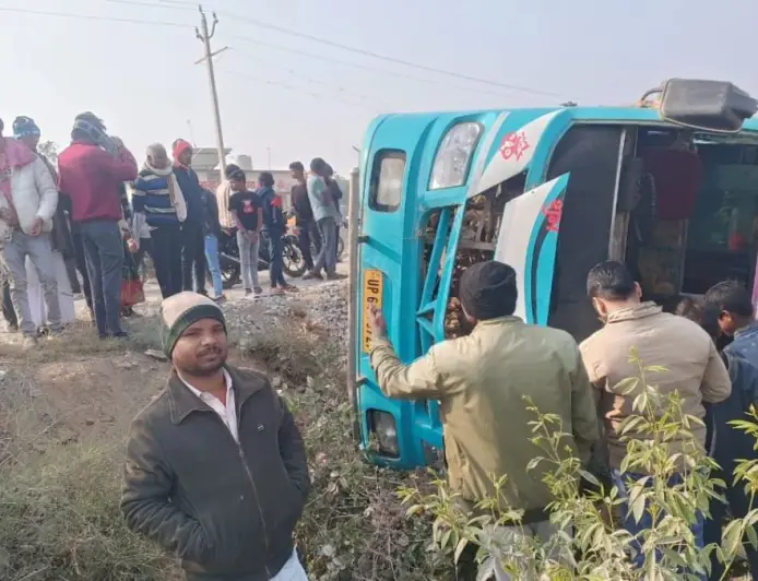 Chopan Accident: चीख-पुकार और बहादुरी, स्टेयरिंग फेल होने से गड्ढे में पलटी बस, 18 यात्री घायल, निरंकार बने मसीहा