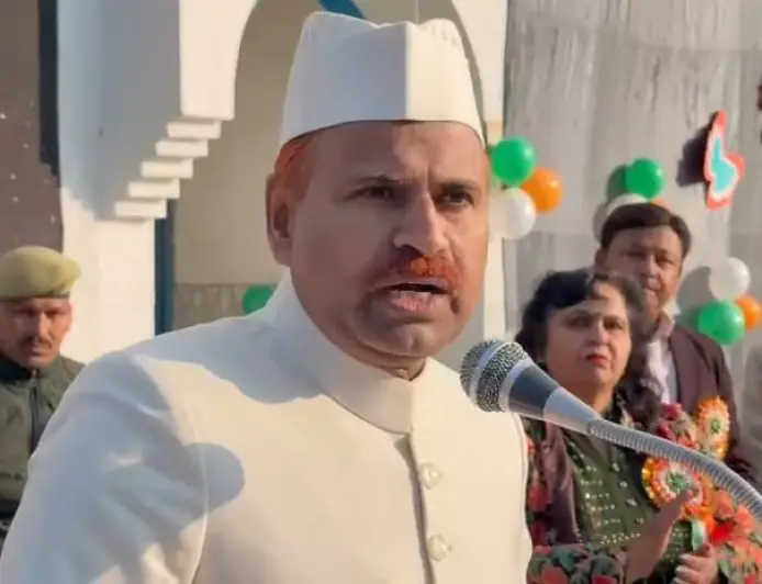 Aligarh Utsav: APS में 77वें गणतंत्र दिवस पर लहराया तिरंगा, एएमयू रजिस्ट्रार ने छात्रों को दिलाई संविधान की शपथ, सांस्कृतिक कार्यक्रमों से गूँज उठा स्कूल परिसर