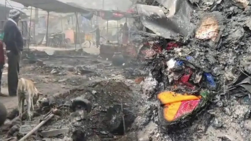 Dhanbad Fire: मची तबाही, धनबाद में नए साल का जश्न मातम में बदला, निरसा बाजार की 13 दुकानें जलकर खाक, लाखों की संपत्ति राख