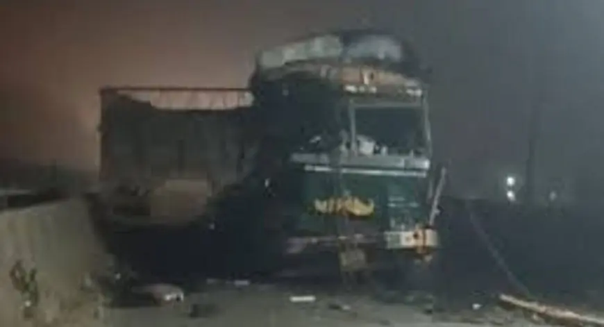 Chaibasa Crash: दर्दनाक मौत, चाईबासा ओवरब्रिज पर दो ट्रेलर भिड़े, छपरा के चालक ने मौके पर तोड़ा दम, आधी रात मचा कोहराम