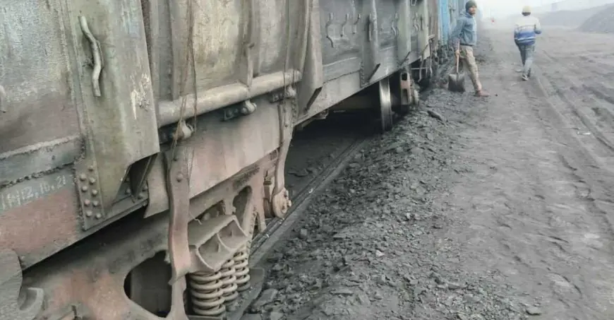 Latehar Train: बड़ी अफरतफरी, लातेहार में पटरी से उतरी मालगाड़ी, बालूमाथ कोयला साइडिंग पर दो बोगियां बेपटरी, रेलवे में हड़कंप
