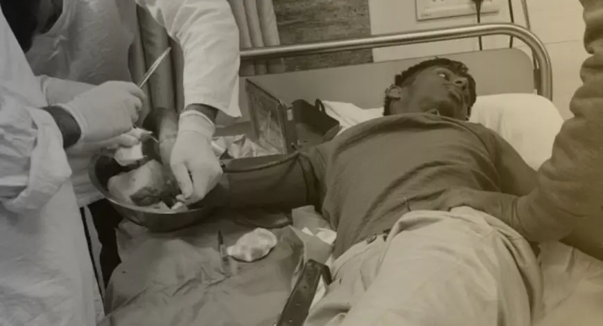 Agrico Clash: चापड़ प्रहार, जमशेदपुर में बदमाशों ने सरेआम युवक को काटा, एग्रिको सिग्नल पर मोमोज खाते वक्त खूनी वारदात