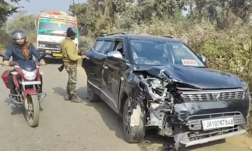 Dhanbad Crash: भीषण टक्कर, धनबाद में XUV और पल्सर के बीच सीधी भिड़ंत, सड़क पर बिछ गया खून, युवक की हालत नाजुक
