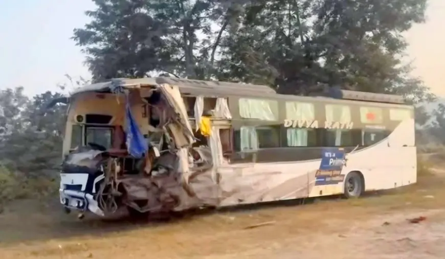 Saraikela Crash: मौत का झपकी, एनएच-33 पर खौफनाक टक्कर, बस के उड़े परखच्चे, खेत में घुसा ट्रक