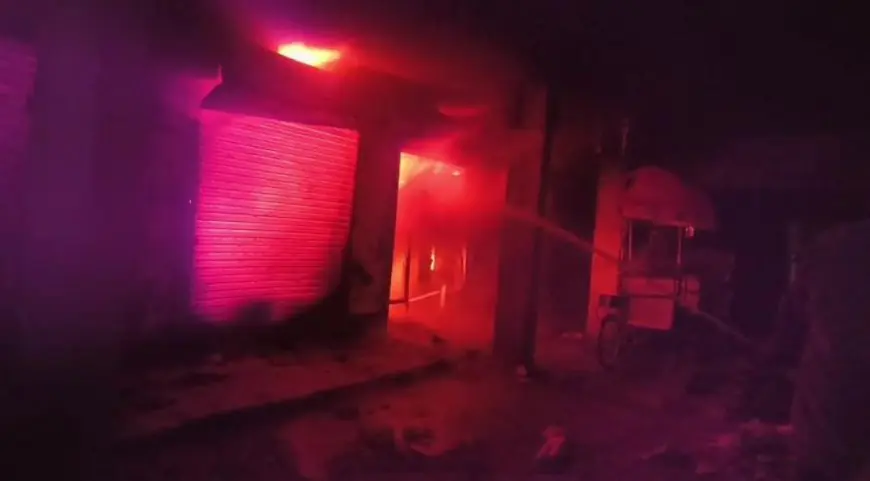 Palamu Fire: लाखों राख, पलामू में इलेक्ट्रॉनिक शोरूम बना धधकती भट्ठी, शॉर्ट सर्किट ने मचाई भारी तबाही