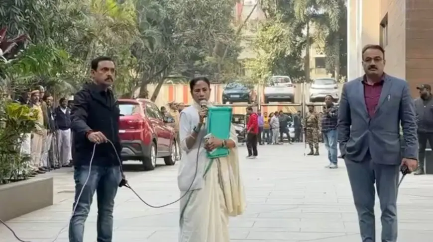 Kolkata Raid: ममता भड़कीं, I-PAC पर ED का छापा, हार्ड डिस्क जब्त, प्रतीक जैन के घर पहुंचीं दीदी