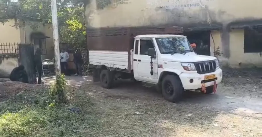 Chaibasa Tragedy: खौफनाक अंत, मनोहरपुर में अवैध बालू लदा ट्रैक्टर पलटा, चालक की मलबे में दबकर मौत, माफियाओं का तांडव