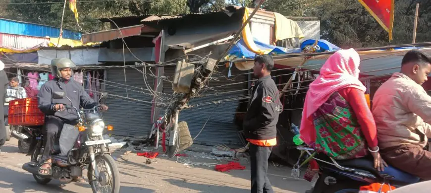 Sidhgora Crash: बड़ा हादसा, सिदगोड़ा में बेकाबू वाहन ने बिजली पोल उखाड़ा, दुकान पर गिरा खंभा, मौत को छूकर लौटे लोग