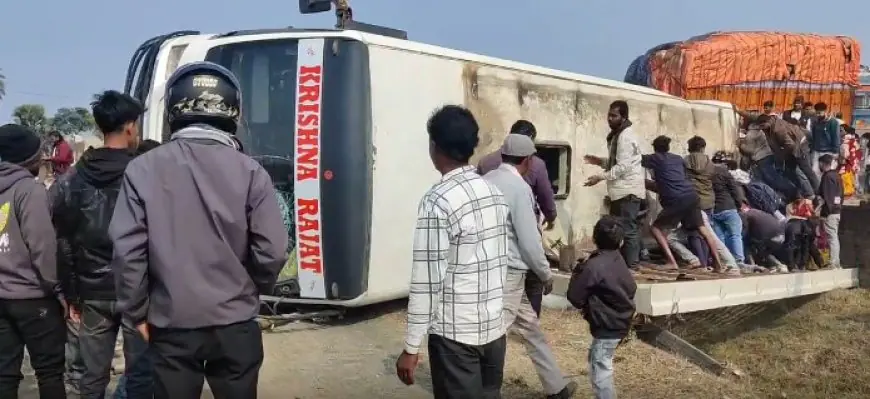 Dumka Crash: भीषण टक्कर, दुमका में ट्रक से भिड़कर पलटी यात्रियों से भरी बस, मची चीख-पुकार, कई बच्चे गंभीर