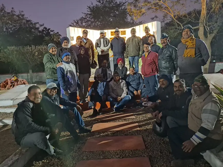 Golmuri Salute: शौर्य का जश्न, जमशेदपुर में पूर्व सैनिकों ने मनाया सेना दिवस, शहीद स्मारक पर केक काटकर वीरगाथाओं को किया याद