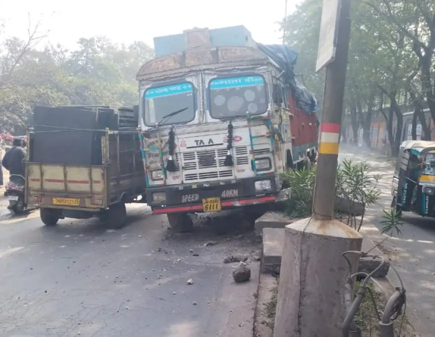 Golmuri Escape: बाल-बाल बचे, गोलमुरी में ट्रक ड्राइवर की सूझबूझ से टला बड़ा हादसा, कार चालक की गलती पड़ी भारी