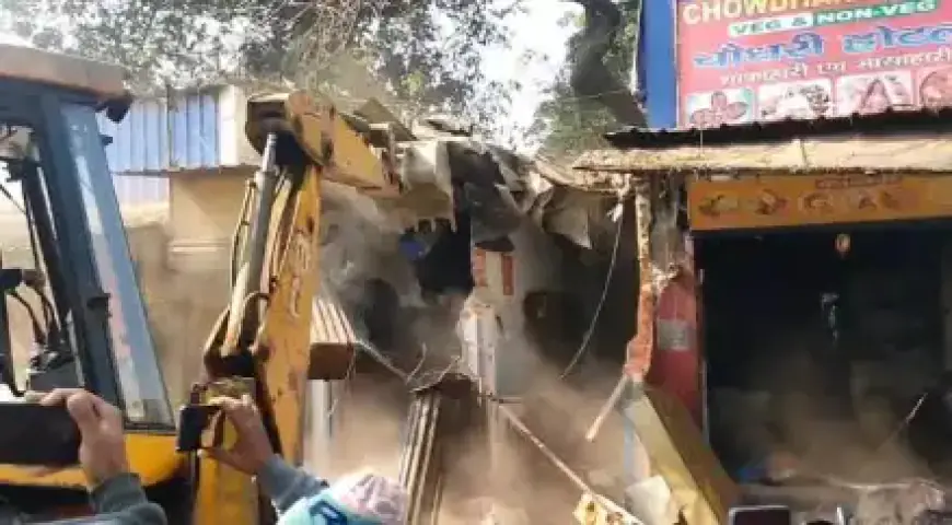 Tatanagar Bulldozer: जमशेदपुर में पीला पंजा, टाटानगर स्टेशन के पास 32 दुकानों और मकानों पर चला बुलडोजर, बागबेड़ा-कीताडीह में हड़कंप