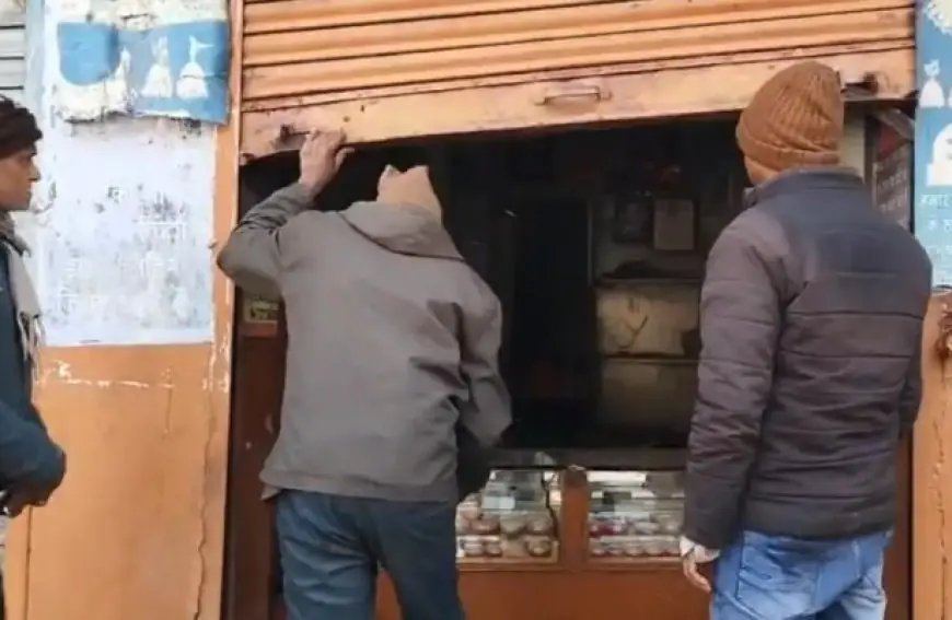 Ramgarh Heist: भारी-भरकम तिजोरी को भी नहीं छोड़ा, रामगढ़ में दो ज्वेलरी शॉप में 17 लाख की भीषण चोरी, बाजार में दहशत