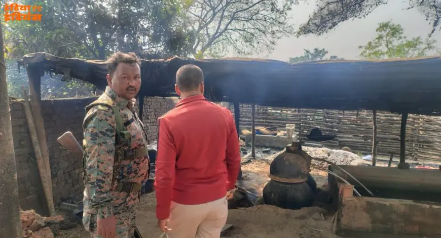 Seraikela Raid: सरायकेला में शराब माफिया पर बड़ा प्रहार, चांडिल में 1100 किलो जावा महुआ और भट्टियां तबाह, डीसी के निर्देश पर आधी रात को गूंजा प्रशासन का बुलडोजर