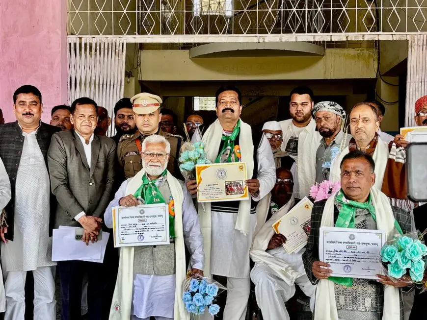 Palamu Pranam: हुसैनाबाद के शूरवीरों का ऐतिहासिक सम्मान, झारखंड आंदोलन के 11 नायकों को सरकार ने नवाजा, अनुमंडल कार्यालय में भावुक हुए सेनानी