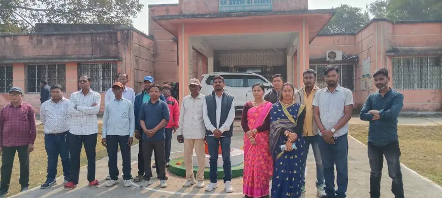 Seraikela Strike: टाटा स्टील ग्रोथ शॉप कैंटीन में वेतन का संकट, मजदूरों का हक मारने वाले प्रबंधक पर भड़के दीपक महतो, श्रम अधीक्षक कार्यालय के नोटिस को भी ठेंगा