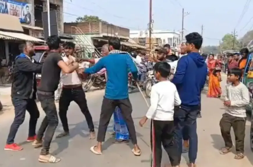 Jamtara Fight: जामताड़ा सदर अस्पताल के बाहर ऑटो चालकों में खूनी संघर्ष, लात-घूंसों से चला 'वर्चस्व' का खेल, अधिकारियों की नाक के नीचे कानून की धज्जियां