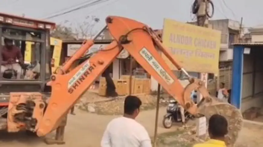 Kapali Cleanup: कपाली में बुल्डोजर एक्शन, टिओपी चौक पर दुकानदारों का कब्जा जमींदोज, एंबुलेंस फंसने की शिकायतों के बाद प्रशासक का बड़ा प्रहार