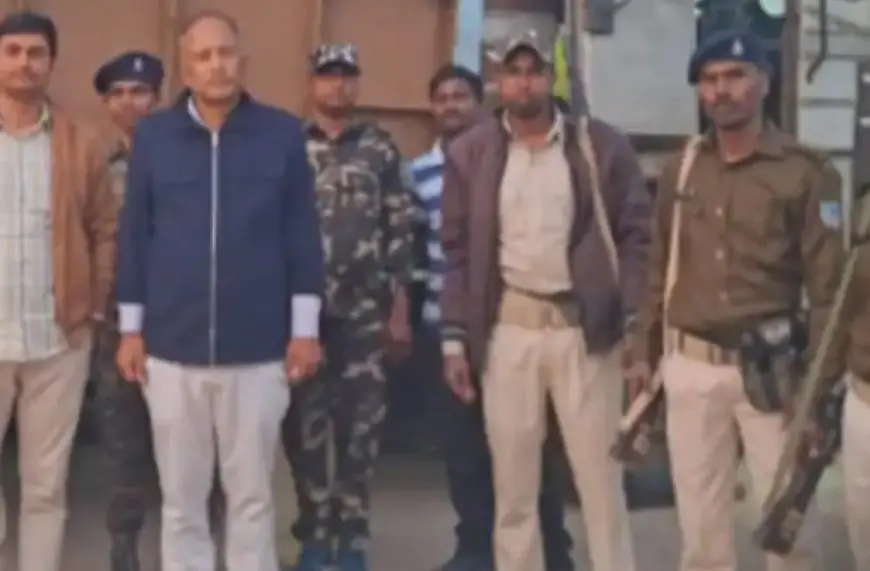 Jamtara Raid: जामताड़ा में शराब की मिनी फैक्ट्री का पर्दाफाश, ईंट भट्ठे के पीछे चल रहा था 'जहरीला' खेल, यूपी के फर्जी स्टिकर देख पुलिस भी दंग