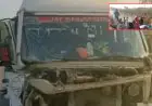 Dhalbhumgarh Crash: धालभूमगढ़ में ट्रेलर ने बैक करते ही ट्रैवलर को मारी टक्कर, टूर से लौट रहे यात्रियों की फंसी सांसें, बाल-बाल बची दर्जनों जान