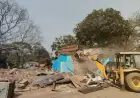 Tatanagar Bulldozer: टाटानगर में रेलवे का भारी एक्शन, कीताडीह रोड पर चला बुलडोजर, हाईकोर्ट के आदेश के बाद उखड़ीं 24 दुकानें