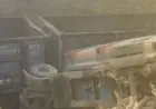 Godda Accident: गोड्डा में मौत की घाटी बना तेलगामा मोड़, 40 फीट नीचे एनटीपीसी रेलवे ट्रैक पर गिरा अनियंत्रित हाइवा, चालक-खलासी की अटकी सांसें