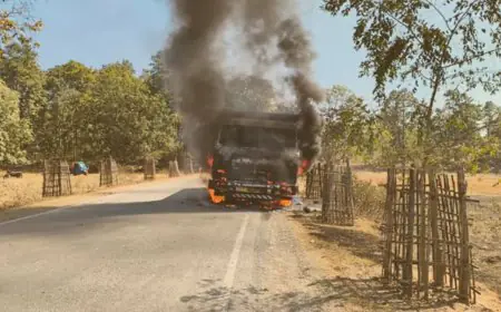 Noamundi Fire: नोवामुंडी में चलते हाईवा में लगी भीषण आग, टायर ब्लास्ट से दहला इलाका, केबिन में रखा सिलेंडर बना काल लेकिन टल गई बड़ी अनहोनी