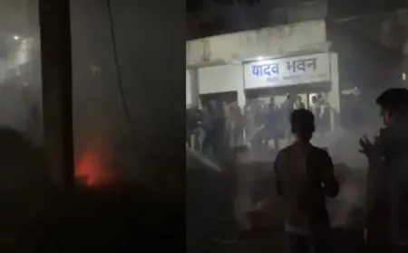 Sonari Fire: न्यू ग्वाला बस्ती में पुआल टाल बना आग का गोला, शॉर्ट सर्किट के बाद आसमान छूने लगीं लपटें, सोनारी में मची चीख-पुकार और दहशत