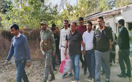 Gumla Trap: कैशियर के घर में घुसी एसीबी, 20 हजार की रिश्वत लेते राहुल सिंह रंगे हाथ गिरफ्तार, तबादले के बाद भी कुर्सी से चिपक कर कर रहा था 'कमीशन' का खेल