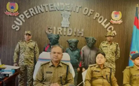 Giridih Raid: गिरिडीह पुलिस की सर्जिकल स्ट्राइक, तीन शातिर साइबर ठग दबोचे गए, बरामद हुए मोबाइल और सिम कार्ड