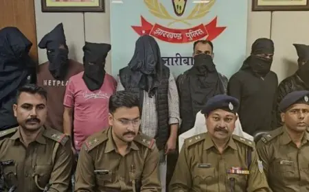 Hazaribagh Raid: हजारीबाग में नशे के सौदागरों का साम्राज्य ध्वस्त, पुलिस की त्रिकोणीय स्ट्राइक में 14 तस्कर गिरफ्तार, भारी मात्रा में ब्राउन शुगर और गांजा बरामद