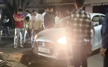 Sakchi Crash: रामलीला मैदान के पास डिवाइडर से टकराकर उड़ी कार की धज्जियां, काशीडीह रोड पर मची चीख-पुकार, बाल-बाल बची चालक की जान