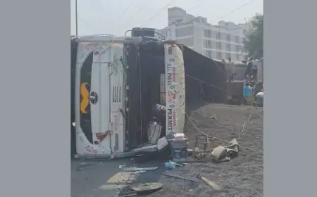 Sonari Crash: मरीन ड्राइव पर पलटा लोहे से लदा 10 चक्का ट्रक, रॉन्ग साइड से आ रही बाइकों ने मचाई तबाही, 6 घंटे बाद जागी पुलिस